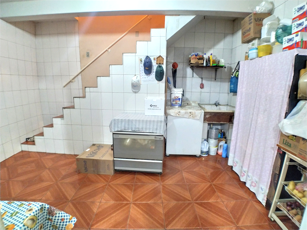 Sobrado com 3 dormitórios, 3 banheiros, 2 vagas, 2 varandas, salão de festas.