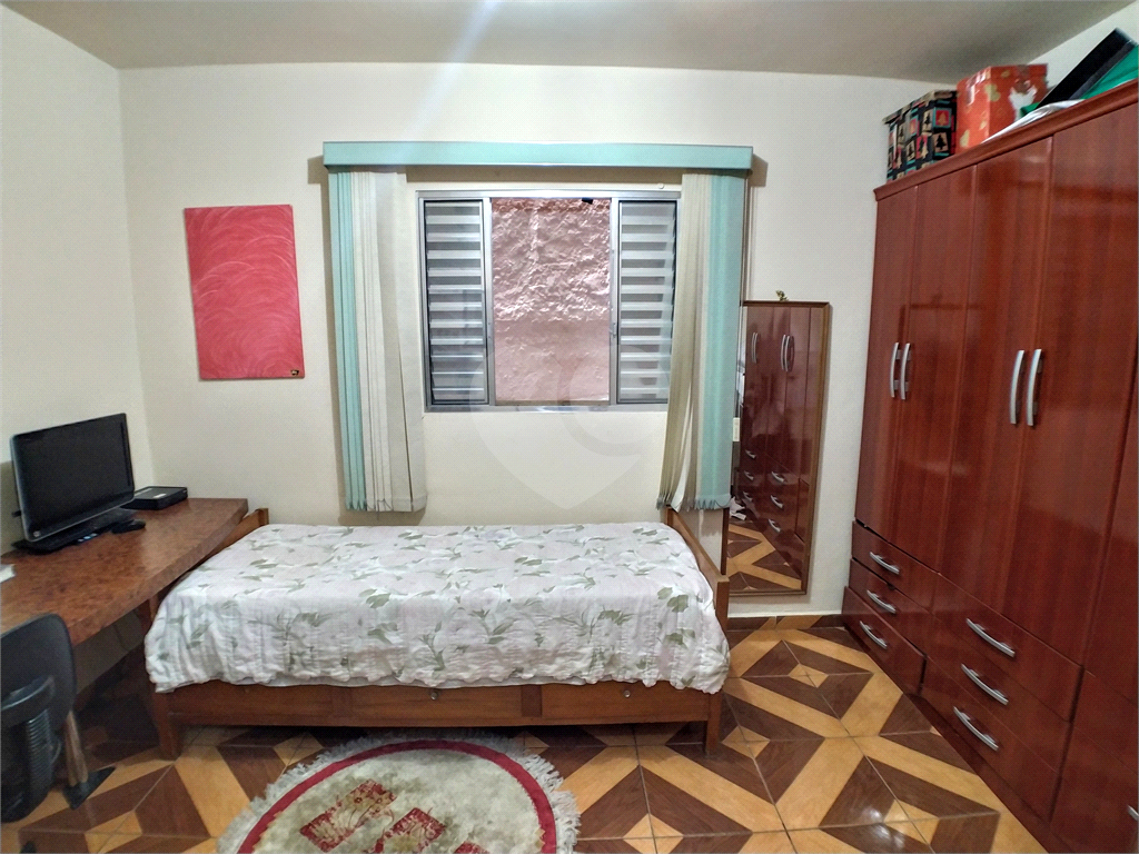 Sobrado com 3 dormitórios, 3 banheiros, 2 vagas, 2 varandas, salão de festas.