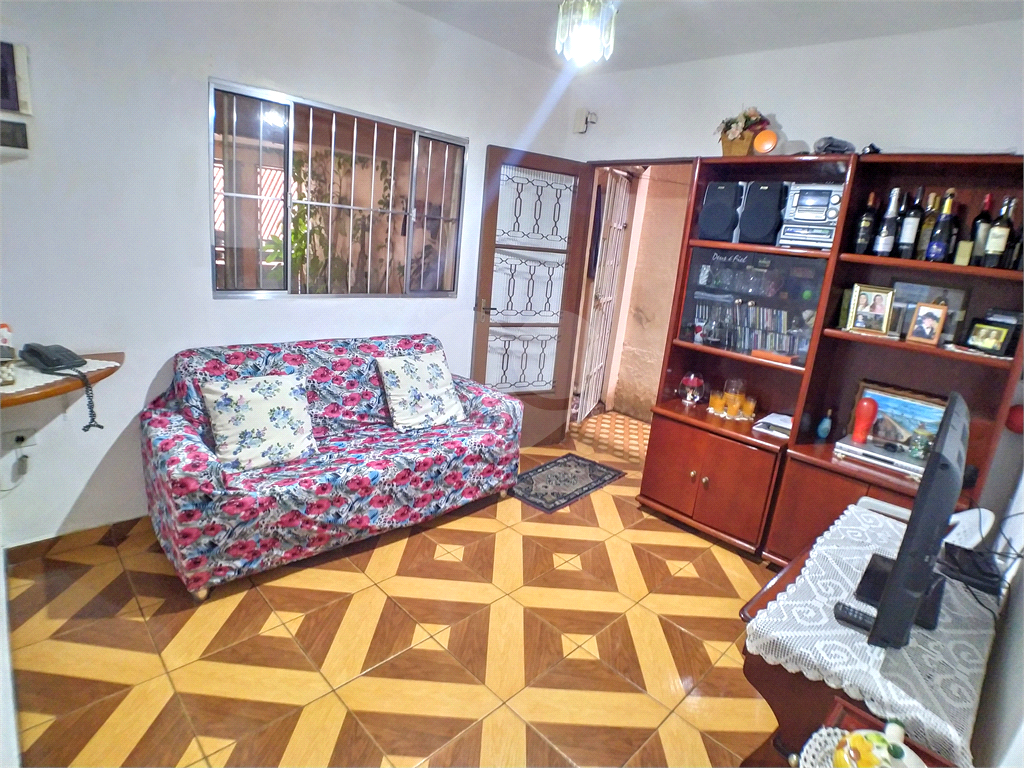 Sobrado com 3 dormitórios, 3 banheiros, 2 vagas, 2 varandas, salão de festas.