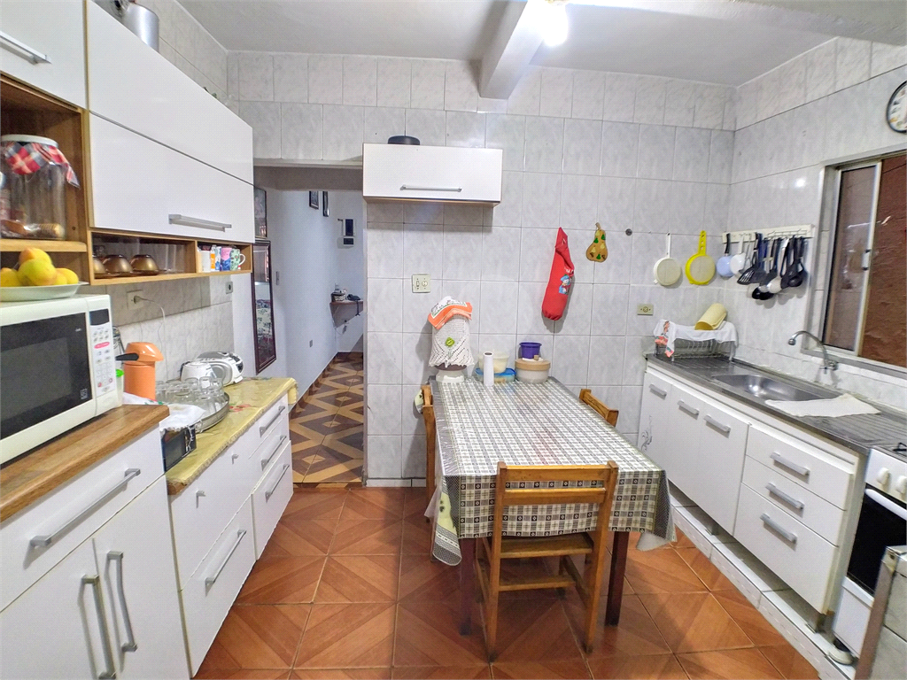 Sobrado com 3 dormitórios, 3 banheiros, 2 vagas, 2 varandas, salão de festas.