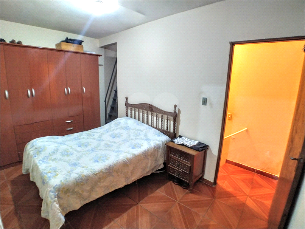 Sobrado com 3 dormitórios, 3 banheiros, 2 vagas, 2 varandas, salão de festas.