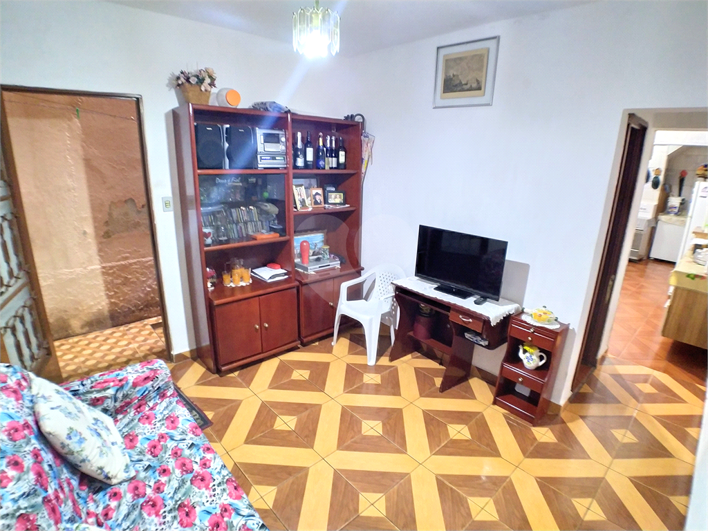 Sobrado com 3 dormitórios, 3 banheiros, 2 vagas, 2 varandas, salão de festas.