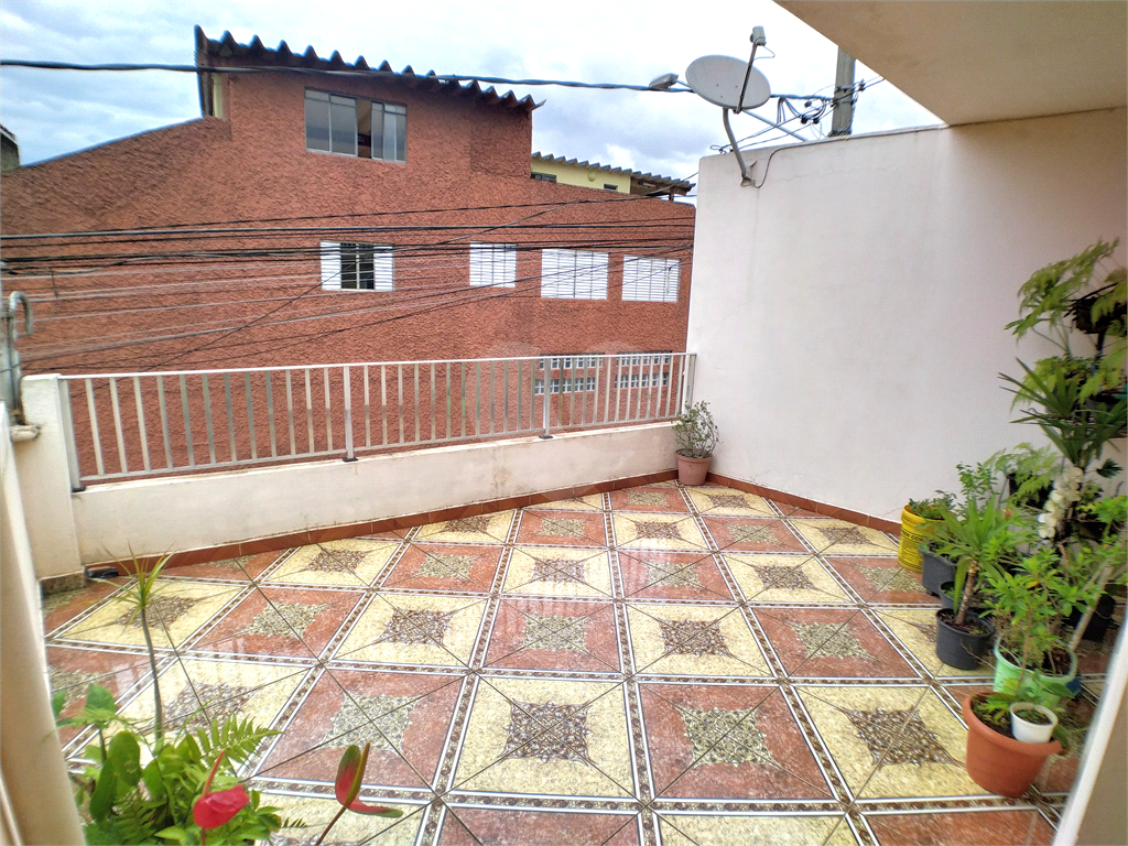 Sobrado com 3 dormitórios, 3 banheiros, 2 vagas, 2 varandas, salão de festas.