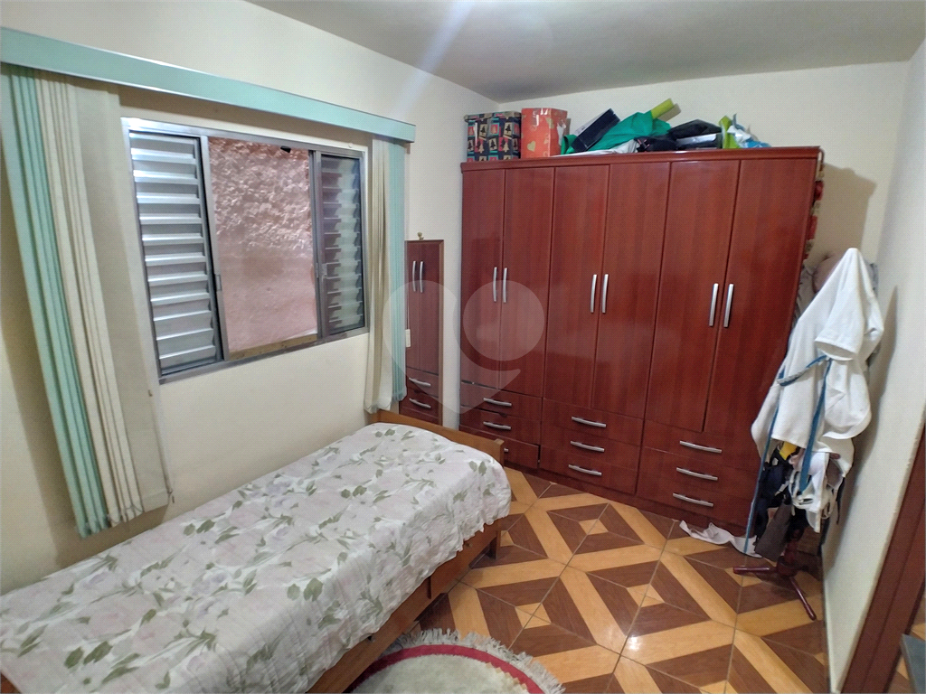 Sobrado com 3 dormitórios, 3 banheiros, 2 vagas, 2 varandas, salão de festas.