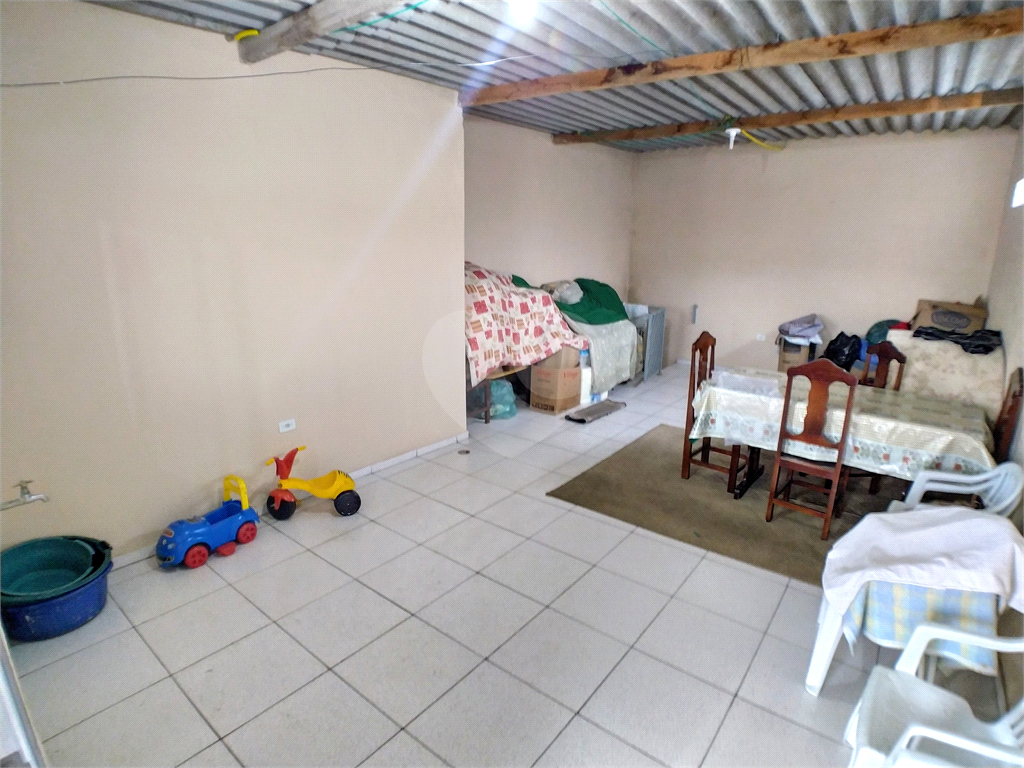 Sobrado com 3 dormitórios, 3 banheiros, 2 vagas, 2 varandas, salão de festas.
