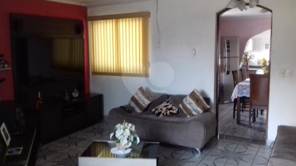 Sobrado com 3 dormitórios, 2 vagas na Vila Maria. Próximo a amplo comércio. Estuda Permuta.