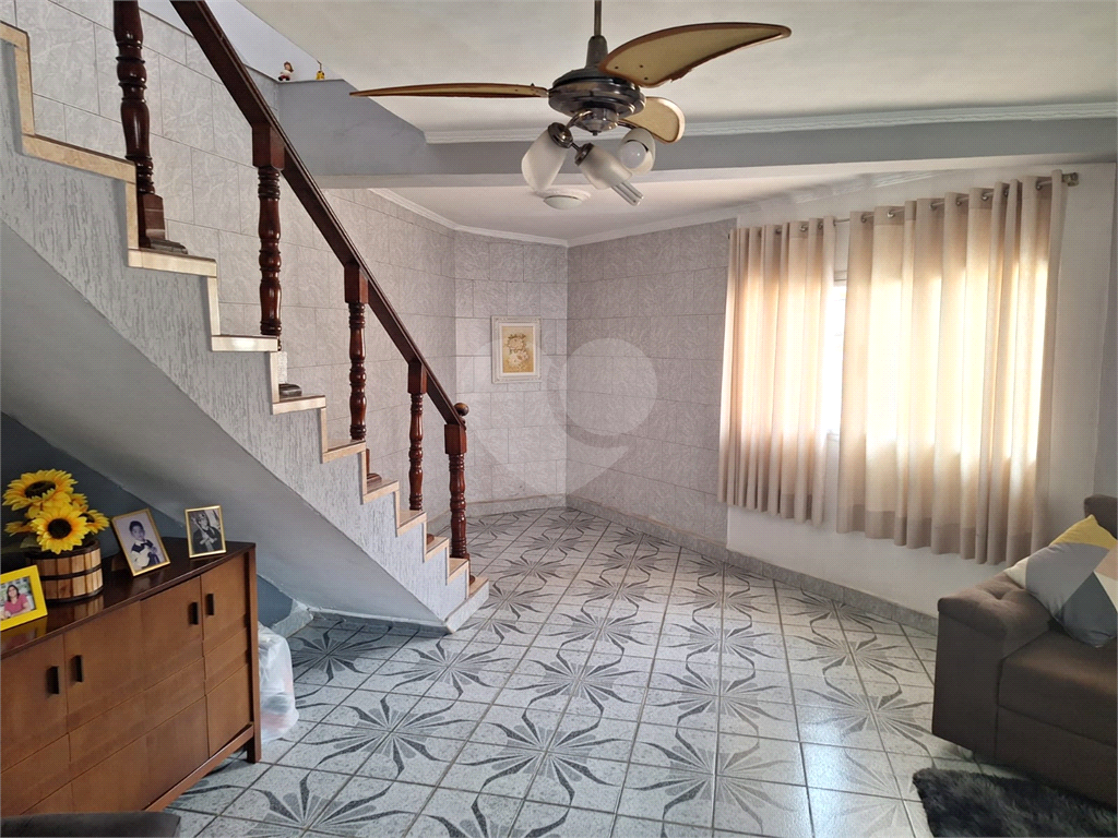 Sobrado com 3 dormitórios, 2 vagas na Vila Maria. Próximo a amplo comércio. Estuda Permuta.