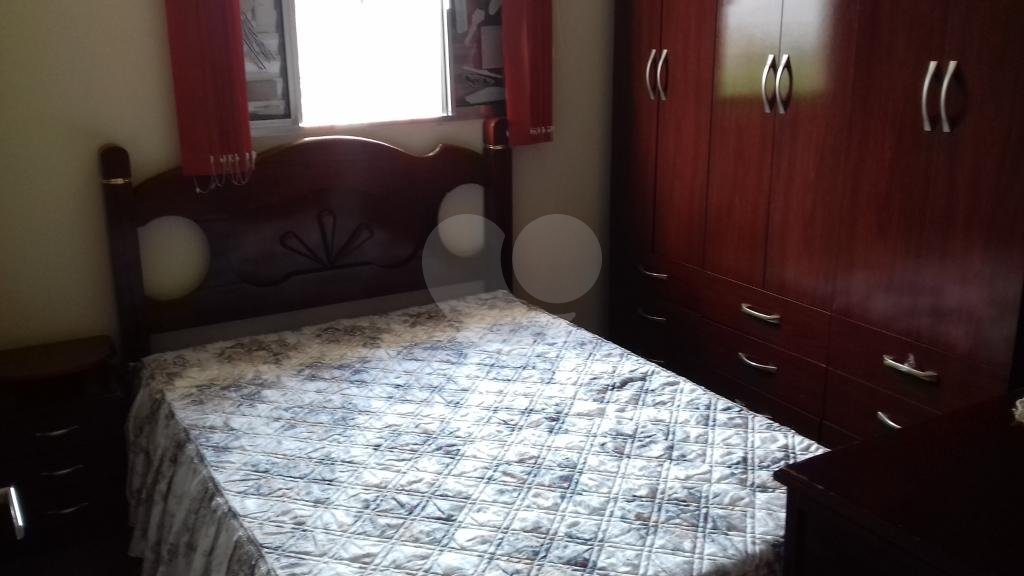 Sobrado com 3 dormitórios, 2 vagas na Vila Maria. Próximo a amplo comércio. Estuda Permuta.