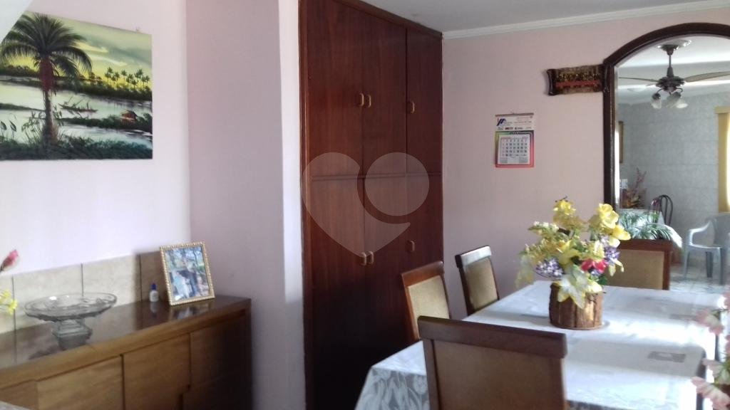 Sobrado com 3 dormitórios, 2 vagas na Vila Maria. Próximo a amplo comércio. Estuda Permuta.