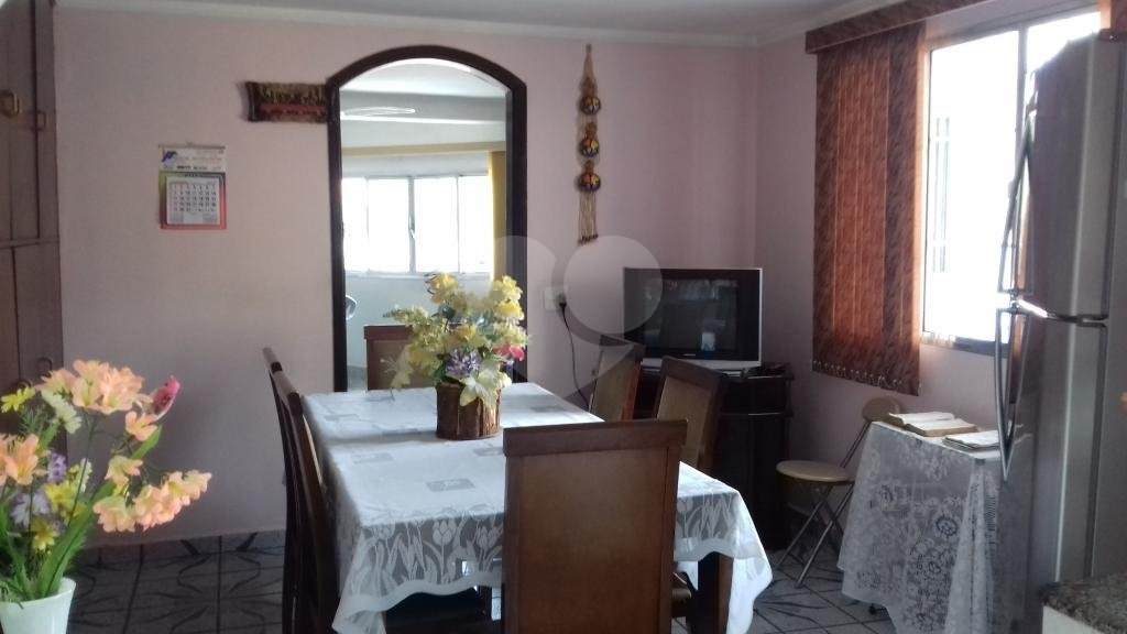 Sobrado com 3 dormitórios, 2 vagas na Vila Maria. Próximo a amplo comércio. Estuda Permuta.