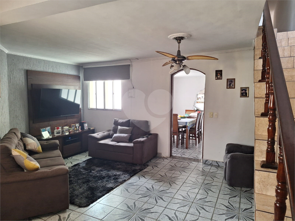 Sobrado com 3 dormitórios, 2 vagas na Vila Maria. Próximo a amplo comércio. Estuda Permuta.
