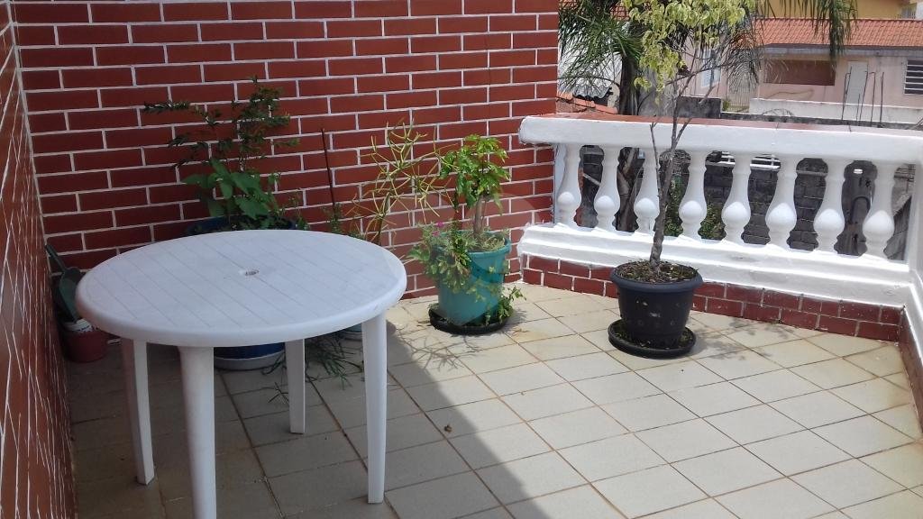 Sobrado com 3 dormitórios, 2 vagas na Vila Maria. Próximo a amplo comércio. Estuda Permuta.