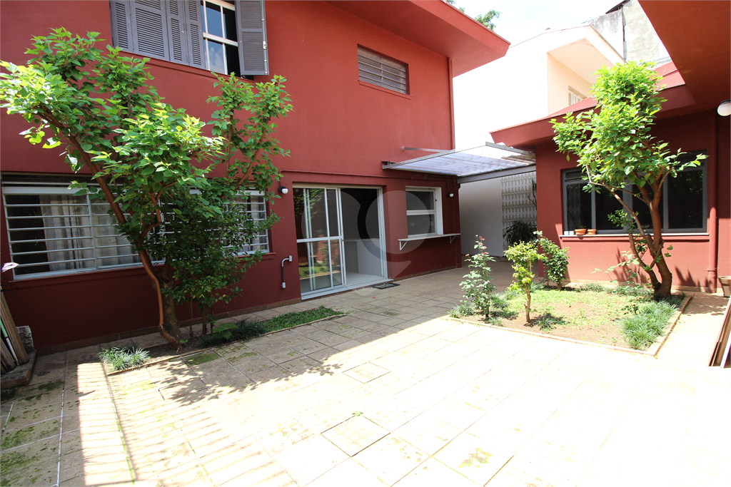 Casa com 4 suítes, 500m²  a venda em Granja Julieta