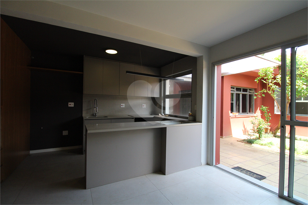 Casa com 4 suítes, 500m²  a venda em Granja Julieta