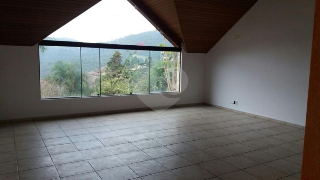 SOBRADO NO CONDOMÍNIO CERROS VERDES - TODO REFORMADO - MAIRIPORÃ 