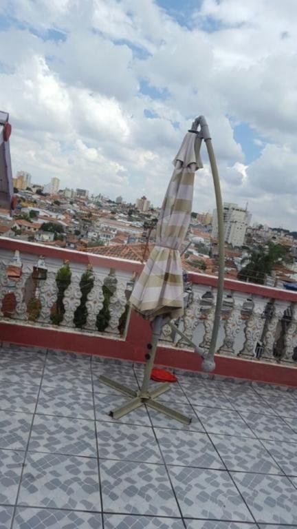 Sobrado com quatro dormitórios, sendo uma suíte, 3 banheiros, 3 vagas de garagem, 