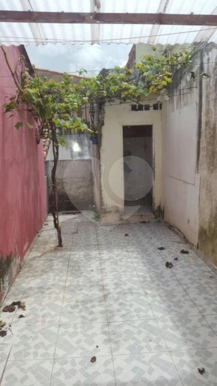 Sobrado com quatro dormitórios, sendo uma suíte, 3 banheiros, 3 vagas de garagem, 
