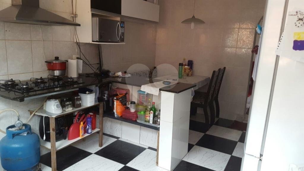 Sobrado com quatro dormitórios, sendo uma suíte, 3 banheiros, 3 vagas de garagem, 