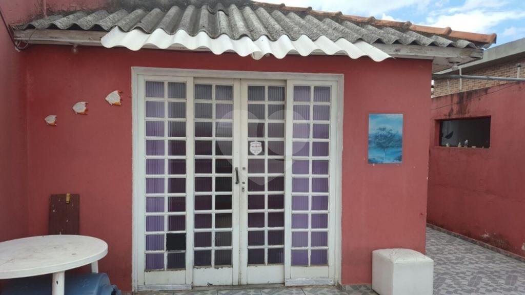 Sobrado com quatro dormitórios, sendo uma suíte, 3 banheiros, 3 vagas de garagem, 