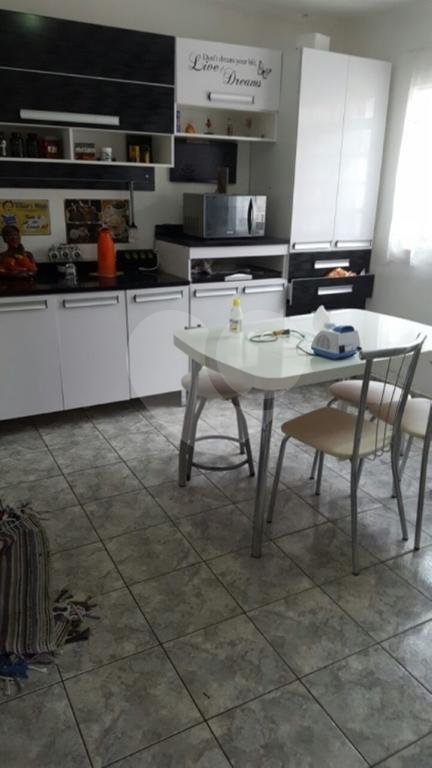 Sobrado com quatro dormitórios, sendo uma suíte, 3 banheiros, 3 vagas de garagem, 