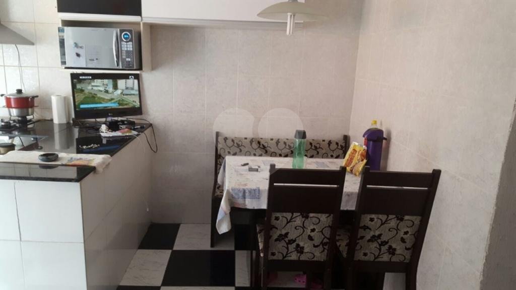 Sobrado com quatro dormitórios, sendo uma suíte, 3 banheiros, 3 vagas de garagem, 