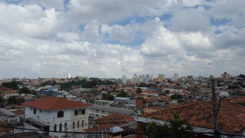 Sobrado com quatro dormitórios, sendo uma suíte, 3 banheiros, 3 vagas de garagem, 
