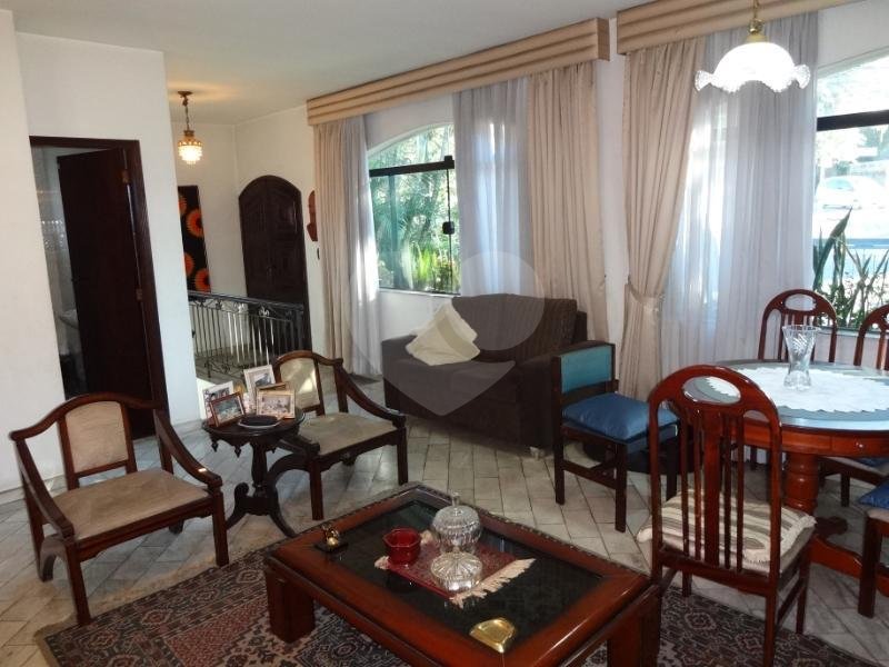 Casa para residência ou serviços. Excelente localização!