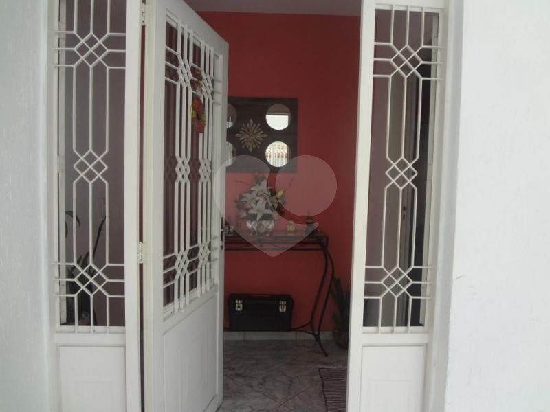 Casa térrea à venda na Vila Mazzei, em rua tranquila