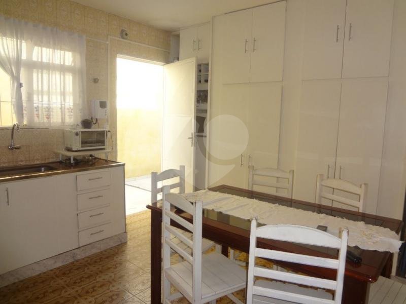 Casa térrea à venda na Vila Mazzei, em rua tranquila