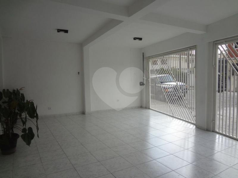 Casa térrea à venda na Vila Mazzei, em rua tranquila