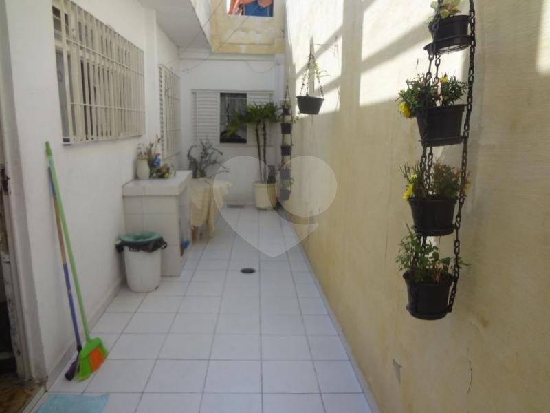 Casa térrea à venda na Vila Mazzei, em rua tranquila
