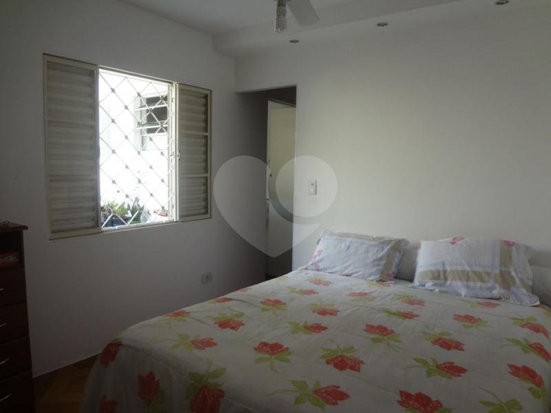 Casa térrea à venda na Vila Mazzei, em rua tranquila