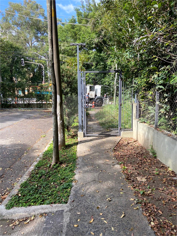 TERRENO EM RUA FECHADA NO ALTO DE PINHEIROS