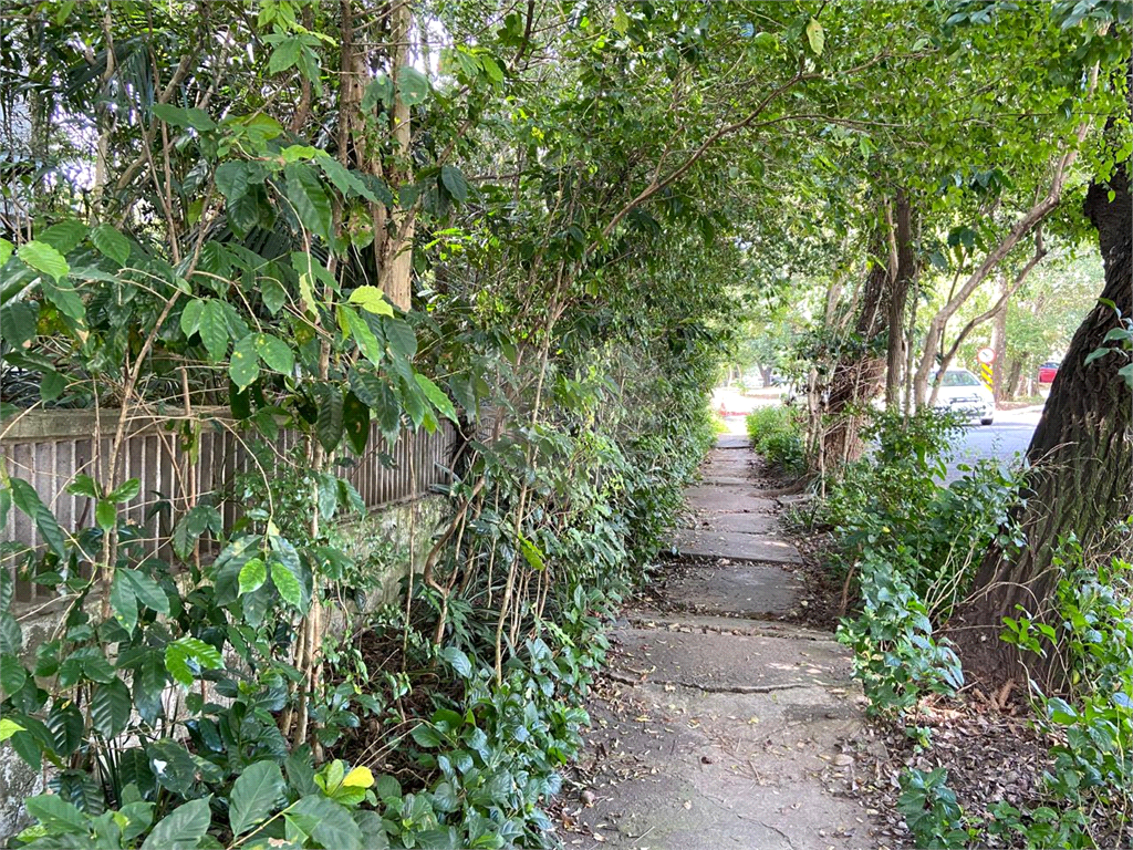 TERRENO EM RUA FECHADA NO ALTO DE PINHEIROS