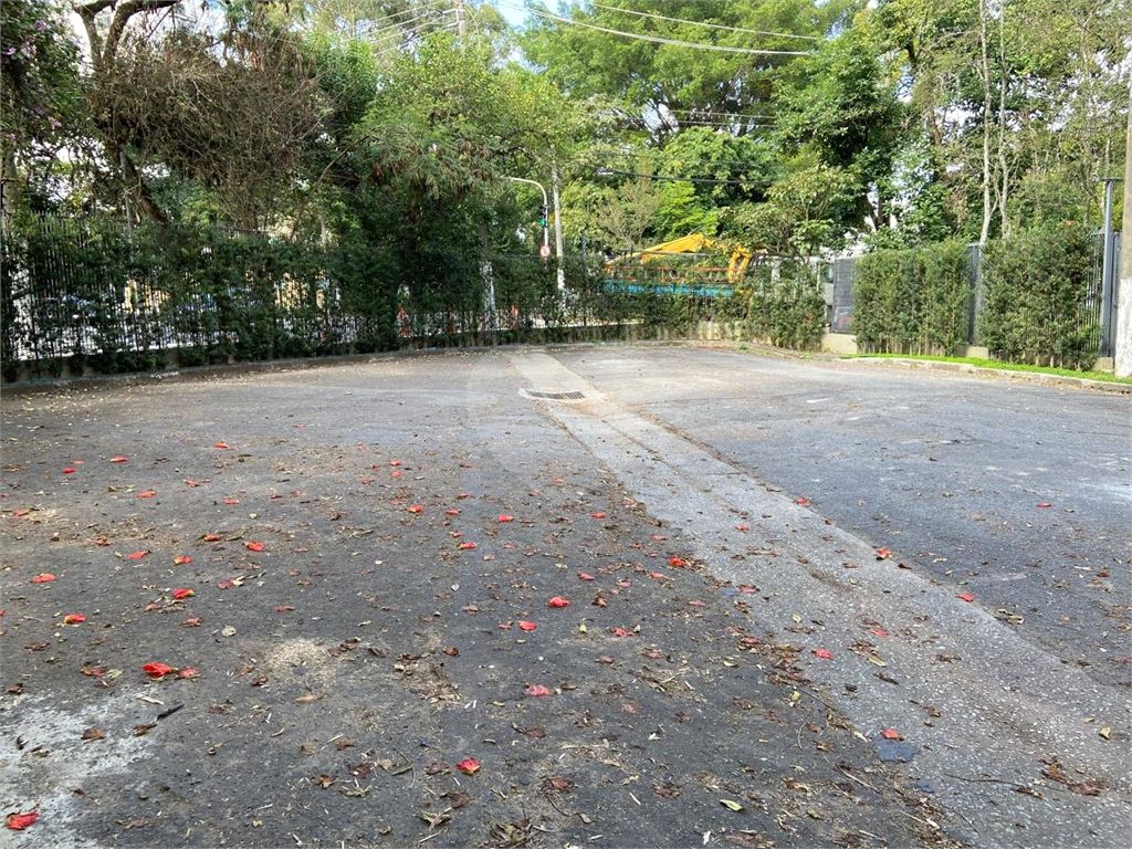 TERRENO EM RUA FECHADA NO ALTO DE PINHEIROS