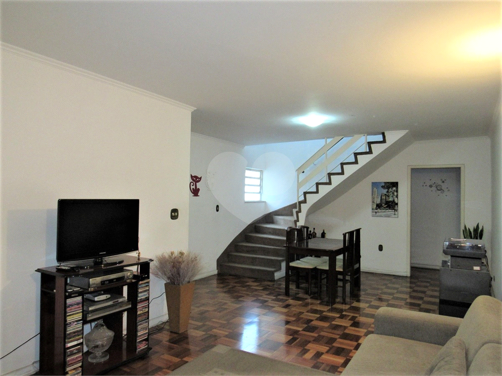 EXCELENTE SOBRADO, REPLETO DE ARMÁRIOS, NO MELHOR DA VILA MASCOTE !!