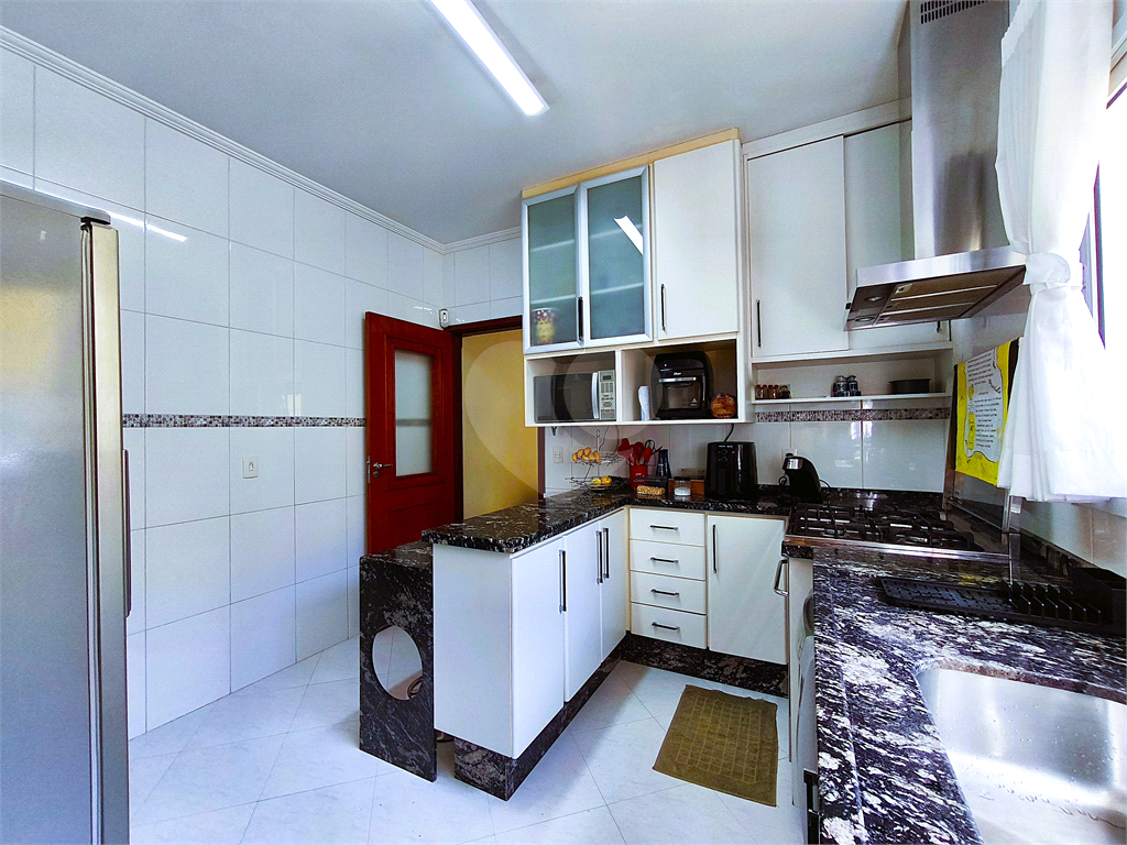 Sobrado á venda 500 metros do Metrô, 3 suites, closet, 5 vagas