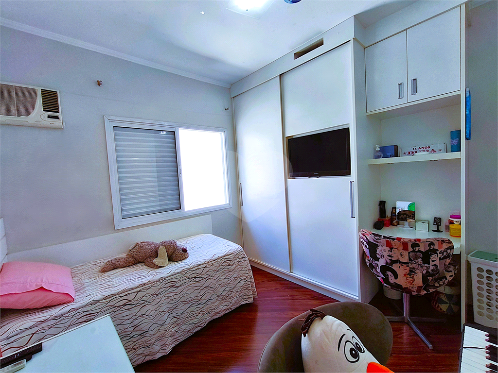 Sobrado á venda 500 metros do Metrô, 3 suites, closet, 5 vagas