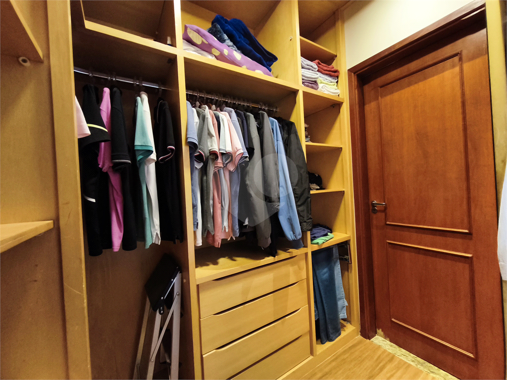 Sobrado á venda 500 metros do Metrô, 3 suites, closet, 5 vagas