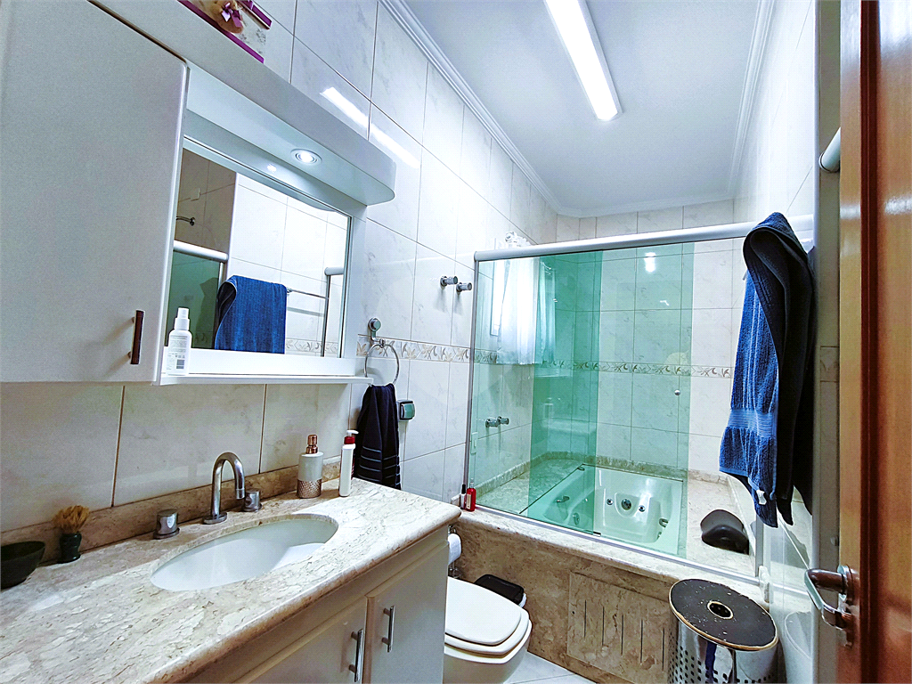 Sobrado á venda 500 metros do Metrô, 3 suites, closet, 5 vagas