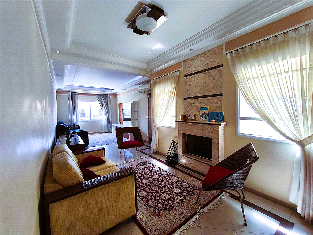 Sobrado á venda 500 metros do Metrô, 3 suites, closet, 5 vagas