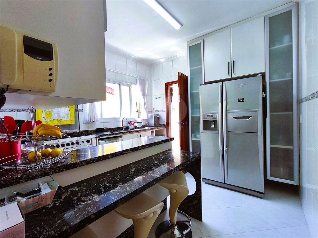 Sobrado á venda 500 metros do Metrô, 3 suites, closet, 5 vagas