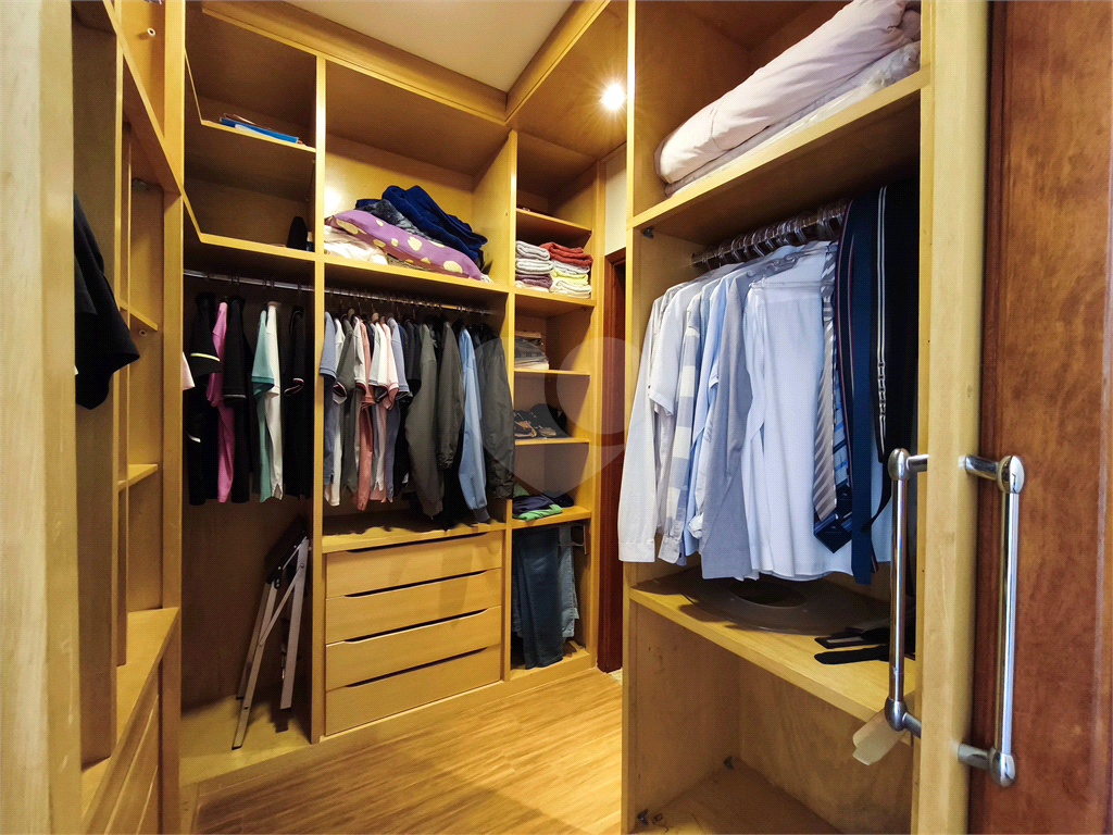 Sobrado á venda 500 metros do Metrô, 3 suites, closet, 5 vagas