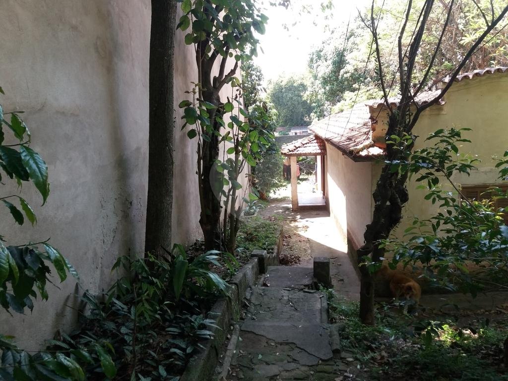 Casa térrea à venda em local tranquilo e arborizado