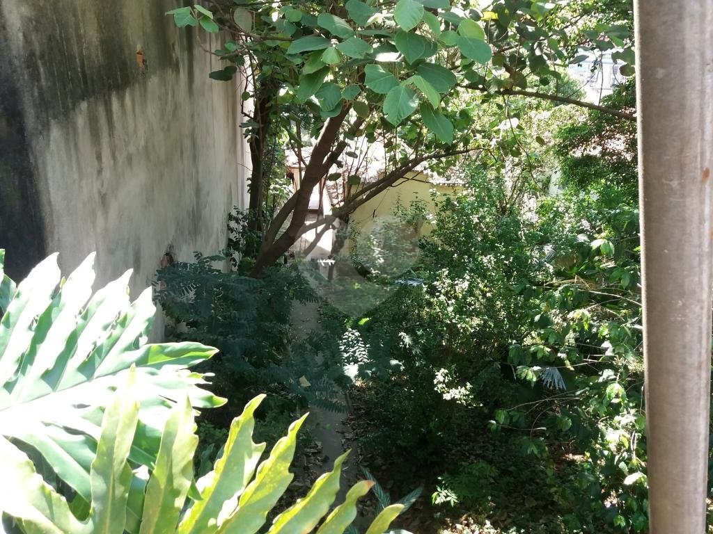 Casa térrea à venda em local tranquilo e arborizado