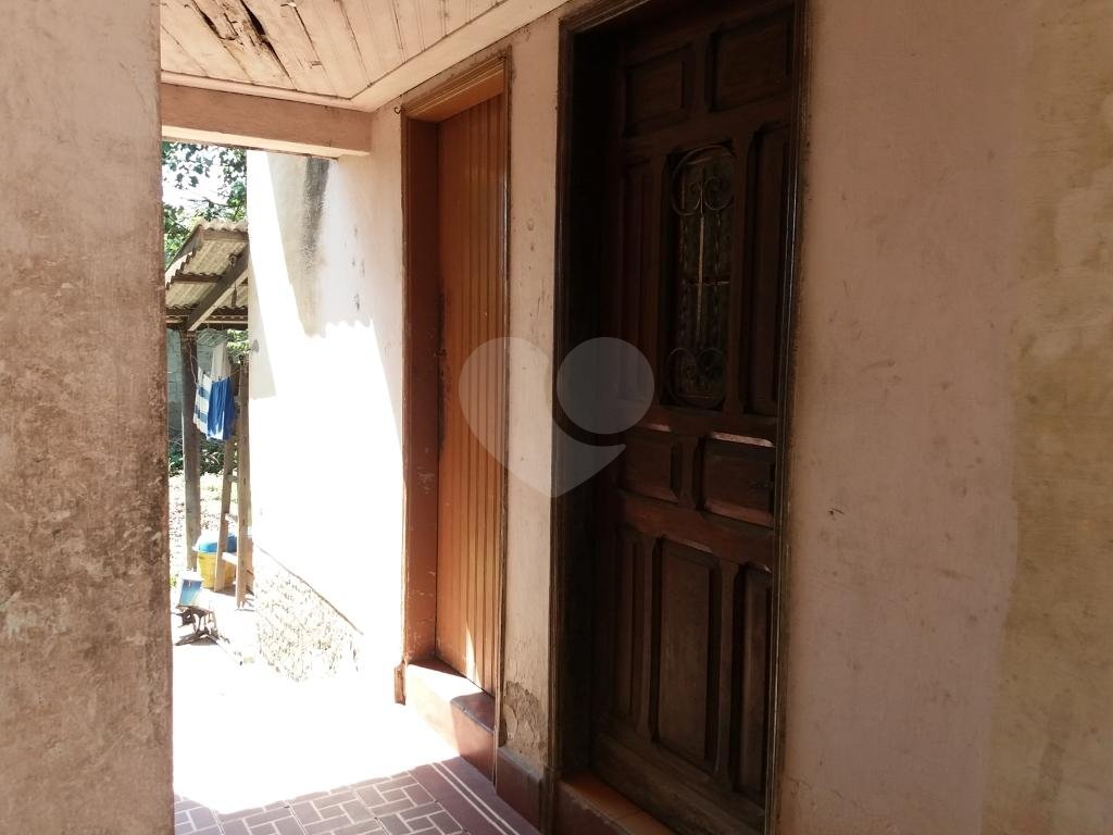 Casa térrea à venda em local tranquilo e arborizado