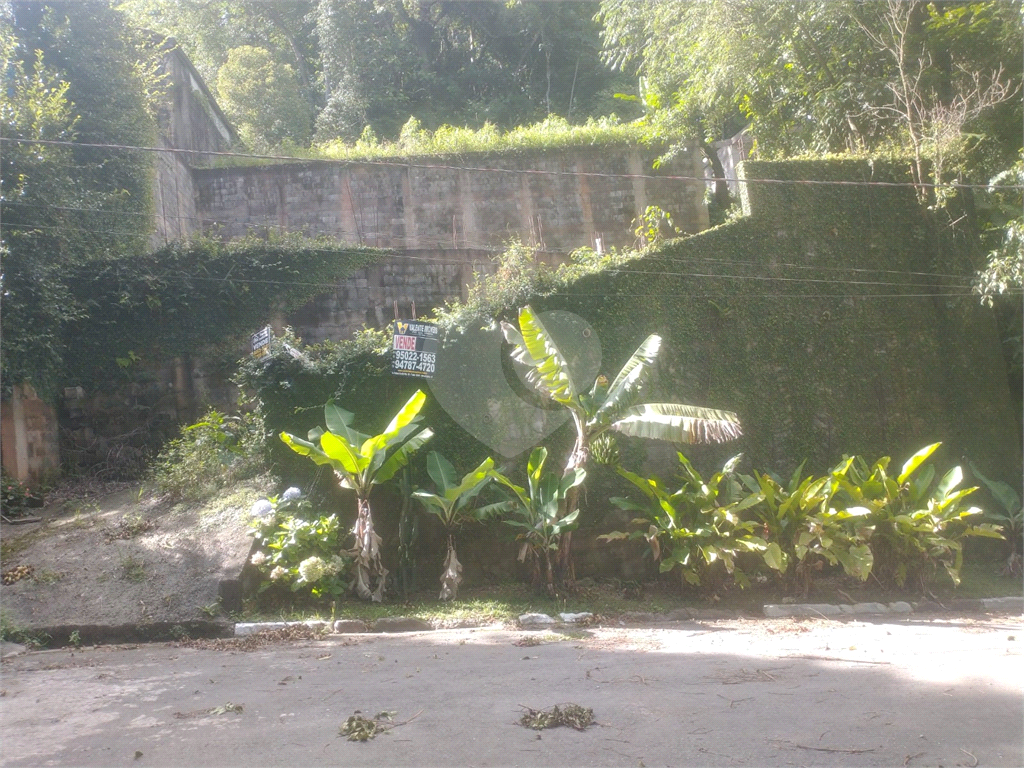 COM PROJETO APROVADO PARA 220 M² 