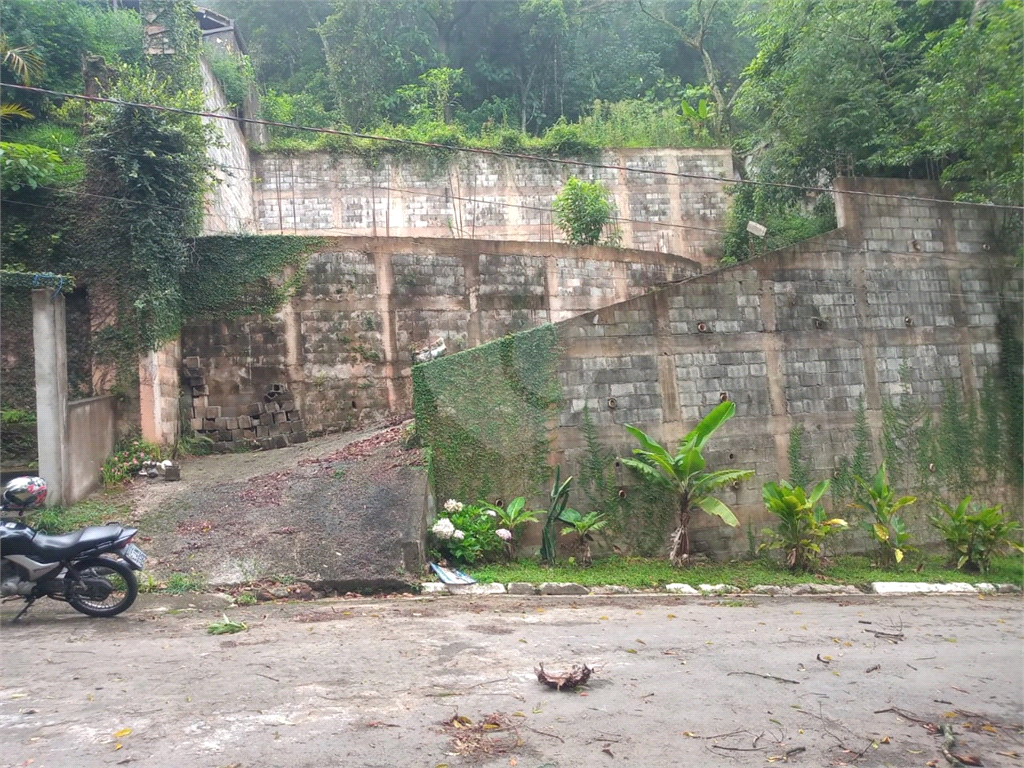 COM PROJETO APROVADO PARA 220 M² 