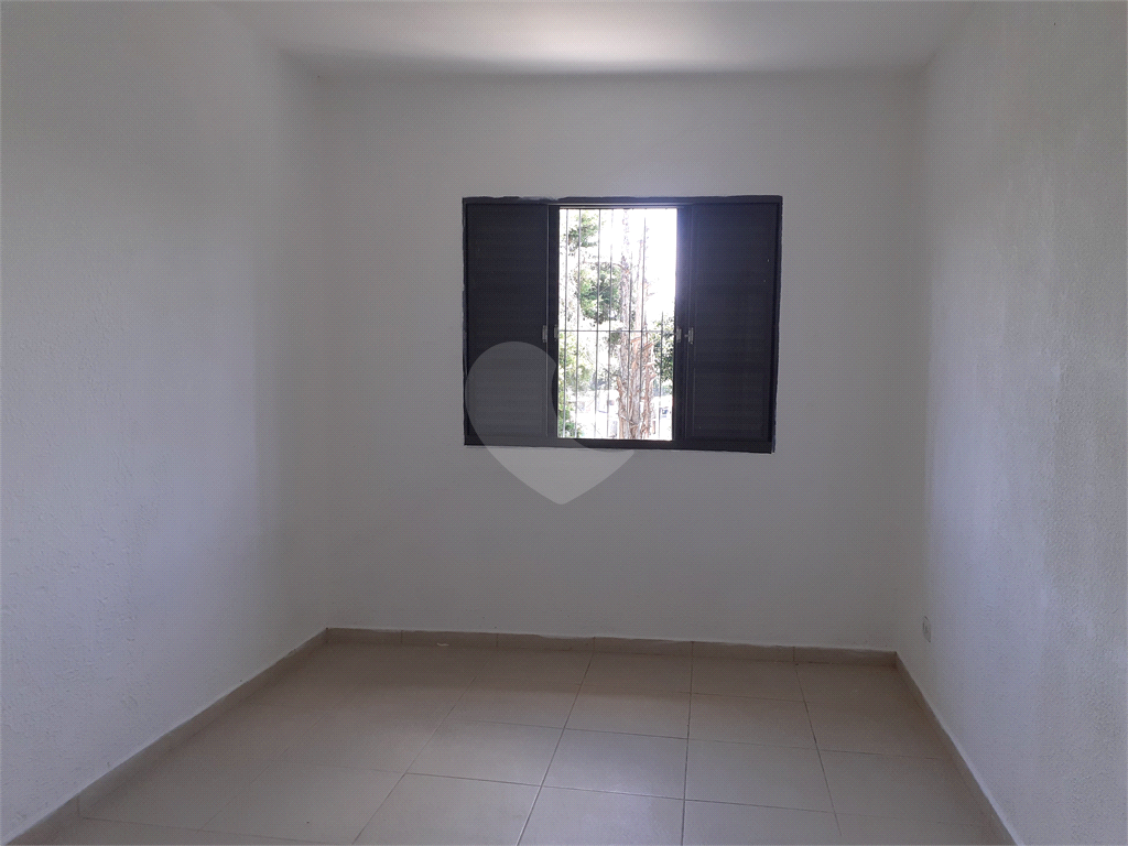  03 QUARTOS BEM ESPAÇOSOS, 03 BANHEIROS , ÁREA EXTERNA COBERTA E FECHADA  BEM AMPLA , SALA , COZINHA