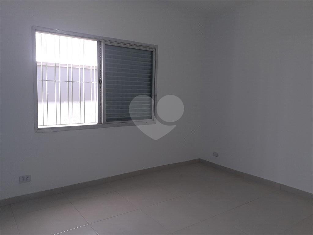  03 QUARTOS BEM ESPAÇOSOS, 03 BANHEIROS , ÁREA EXTERNA COBERTA E FECHADA  BEM AMPLA , SALA , COZINHA
